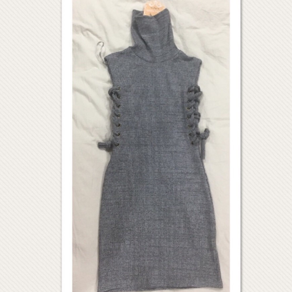 BNWT TURTLENECK SLEEVELESS MINI SWEATER DR…
